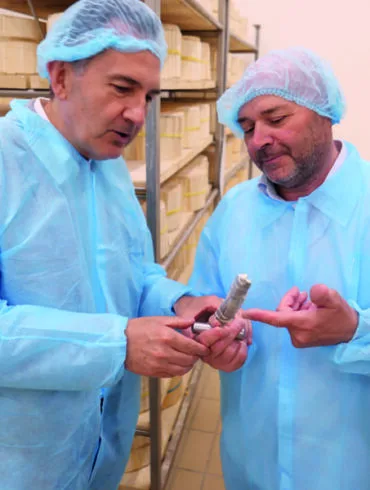 Gianluca Arioli (a direita) ao lado de Armando Brusato, presidente da Guilde na Itália.